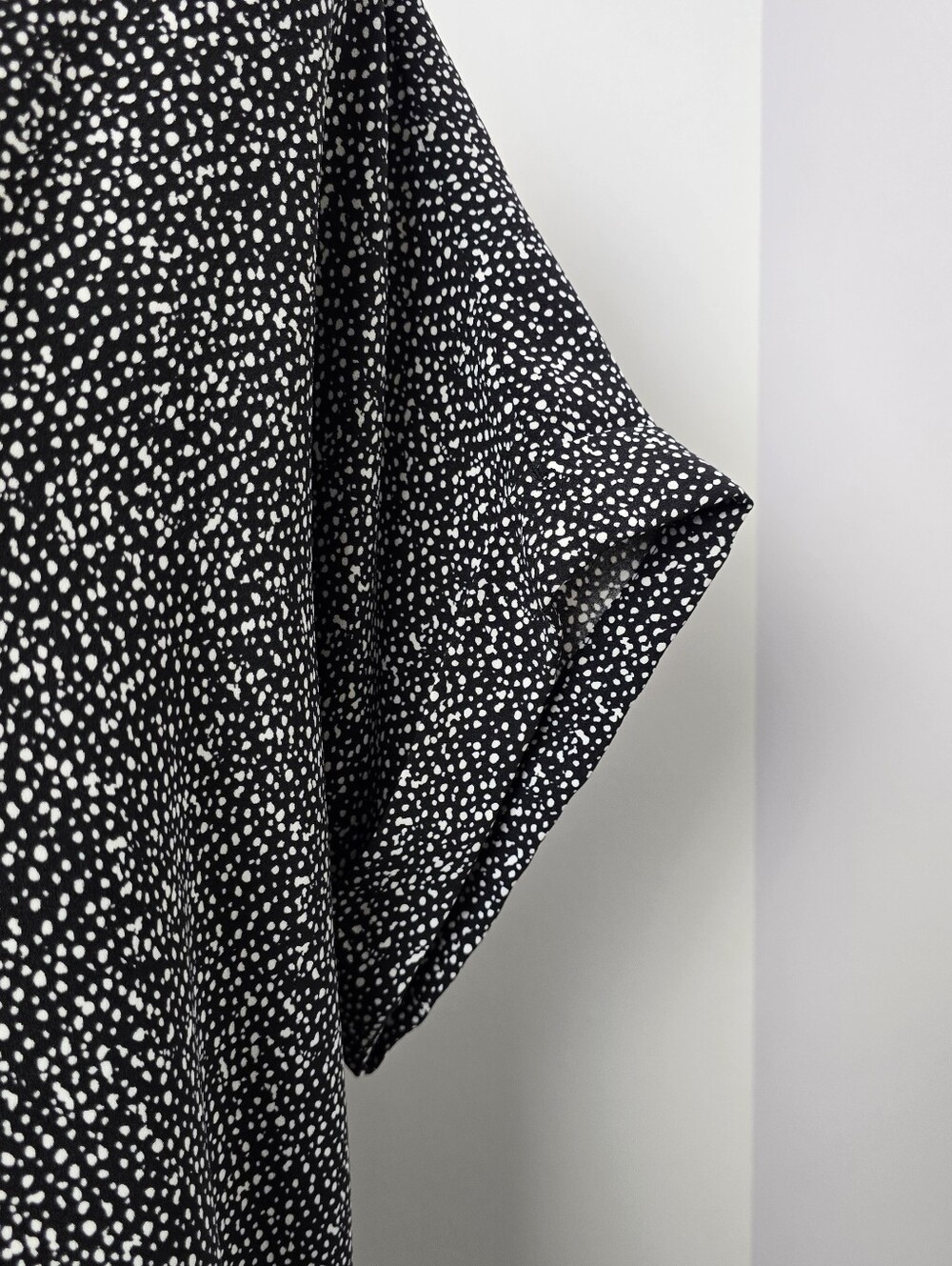 Lord & Taylor Women's Black White V-Neck Lightweight Short Sleeve Top Blouse XL - Picture 5 of 5